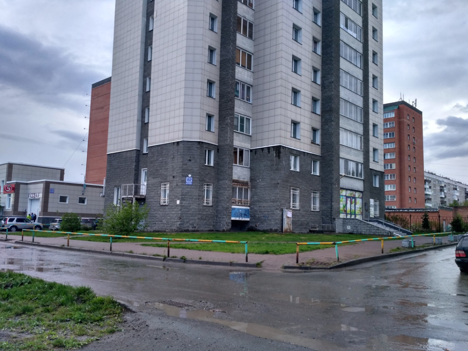 Большая квартира с хорошим ремонтом. Ламинат. Обои под покраску, можно покрасить в любой цвет. Дорог